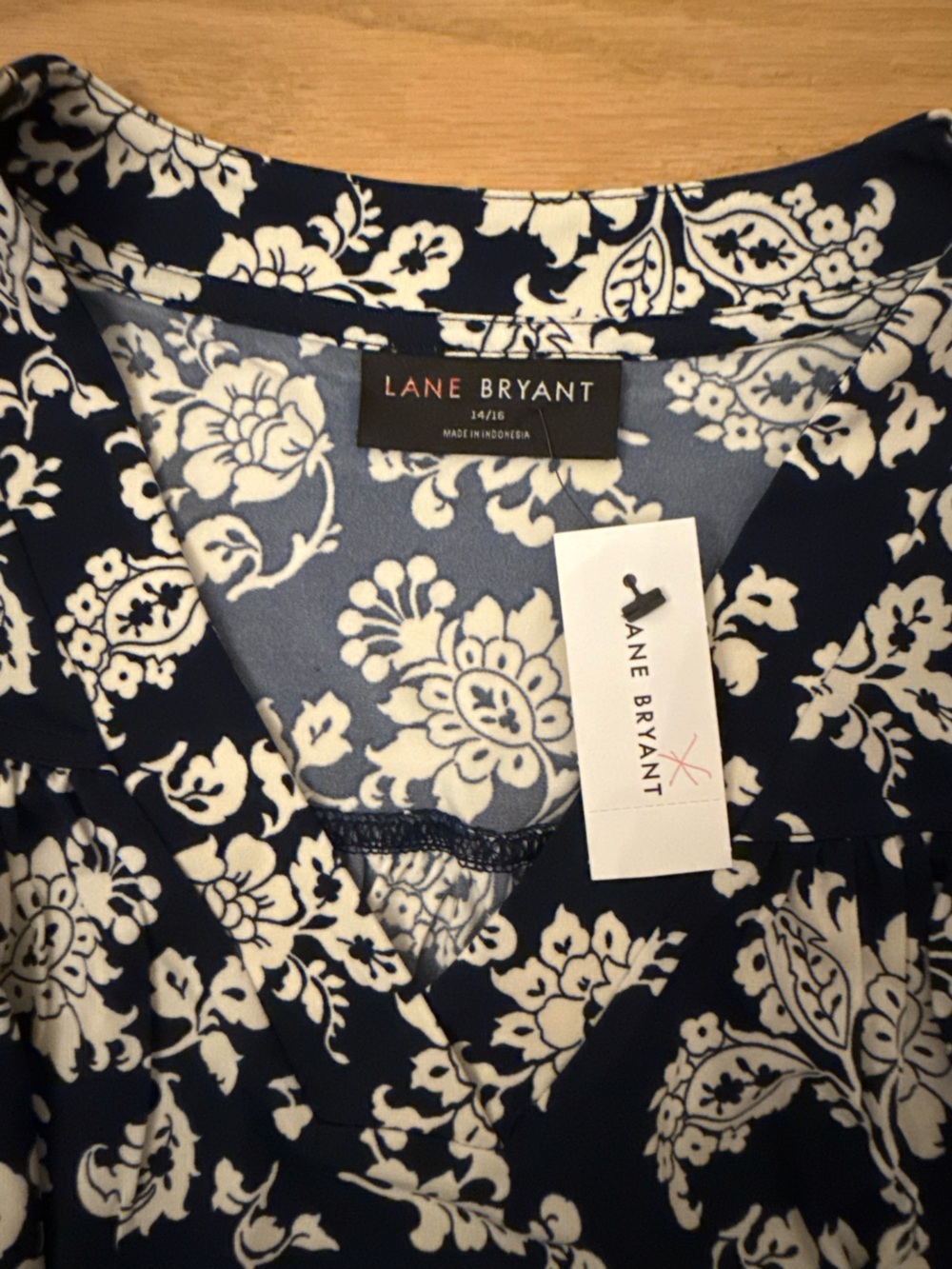 NEW Lane Bryant Size 14/16 Navy Blue Floral V Neck Blouse - Picture 3 of 5